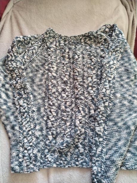 Pleteny modrobiely sveter, 