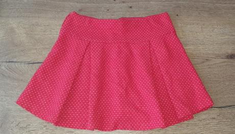 Červená sukňa, 128