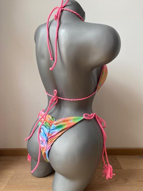 Trojuholníkové plavky, m