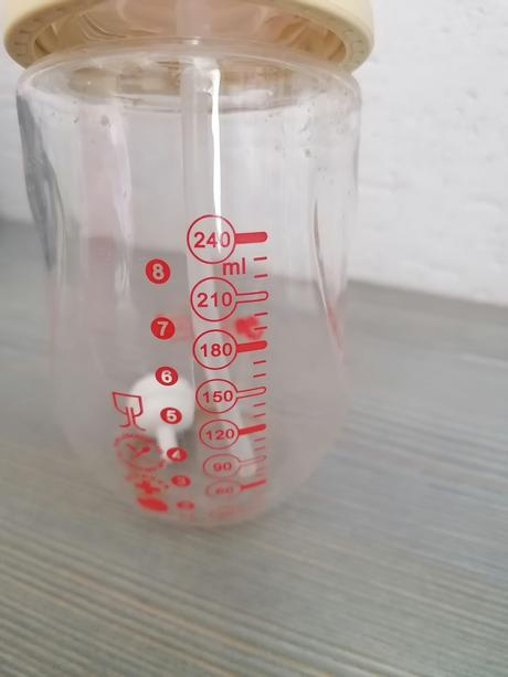 Sklenena dojcenska flasa, 