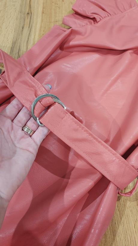 Koženkové šaty, 36