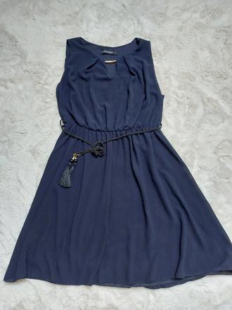 Tmavomodré šaty, l