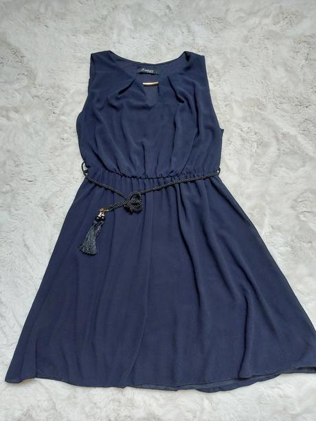 Tmavomodré šaty, l