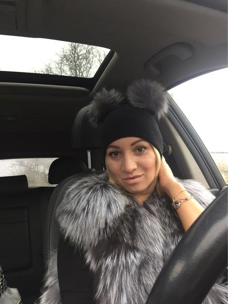 Cierna beanie ciapka s pravymi bambulkami z lisky, l / m / s