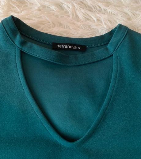 Tmavozelené šaty s aplikáciou okolo krku, s