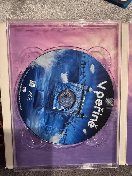 Dvd  v  peřine  s luciou bílou, 