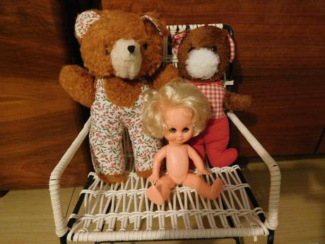 Staré detské kresielko + starší mackovia, 