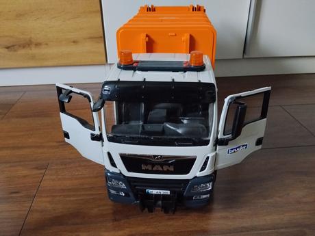 Bruder smetiarske auto, 