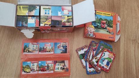 Drevené kocky a karty bob stavitel,