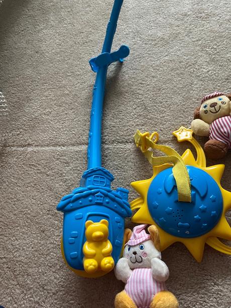 Kolotoc nad postielku s macikmi,