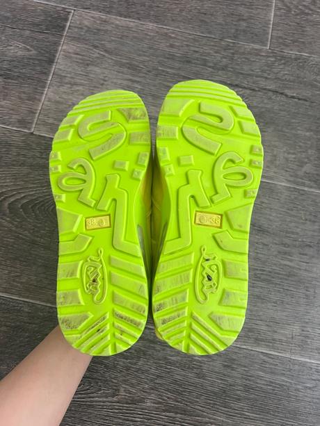 Neónové tenisky, 37