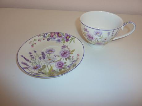 Šálka s podšálkou v krabici,