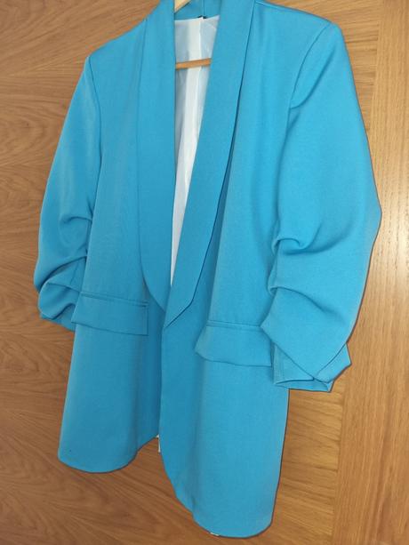 Žiarivé tyrkysové sako,