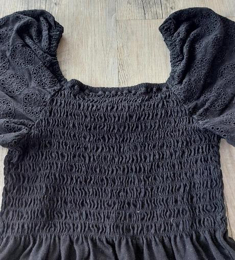 Čierne šaty s vyšívanými rukávmi, m