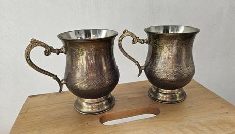 Pár zdobených mosadzných džbánov / pohárov, orient, 