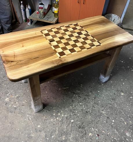 Šachovnicový masívny stôl orech ručná výroba, 