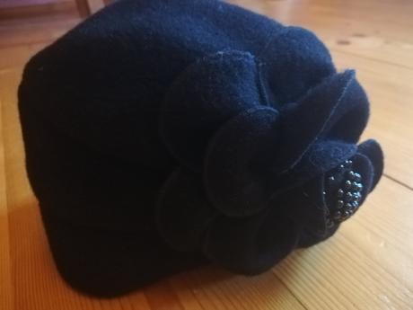 Predám ciernu dámsku čiapku, 