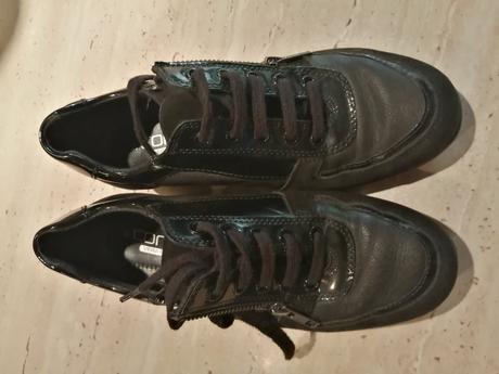 Čierne mokasiny, 37