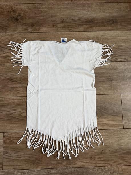 Biele tričko so strapcami, s