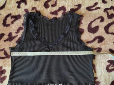 Cierny top s cipkou je velkost s-m, s