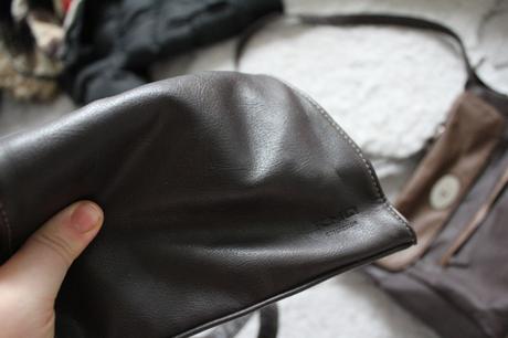 Mala kozena tmavohneda kabelka,