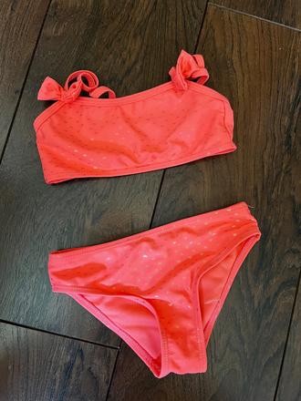 Oranžové plavky, 98