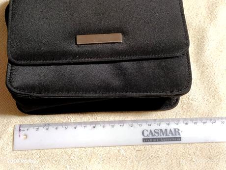 Menšia dámska priestranná kabelka, 