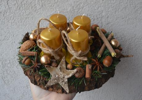 Adventný veniec na dreve zlatý, 