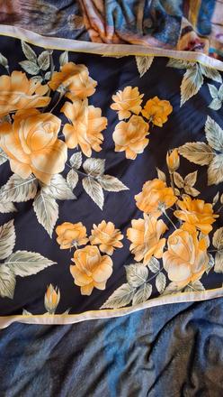 Žlto čierna šatka, 68