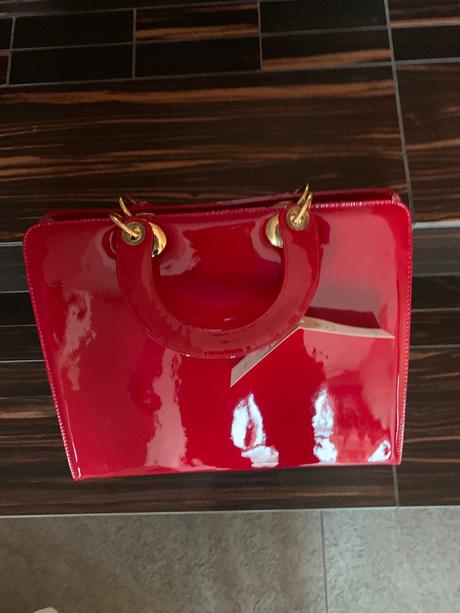 Červená lakovaná kabelka,