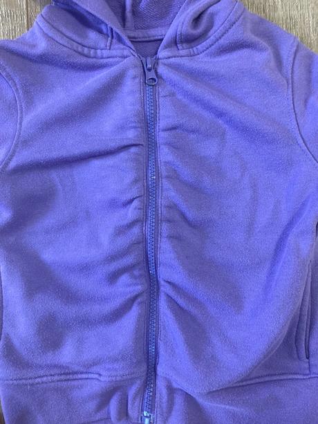 Mikinka s kapucnou, 122
