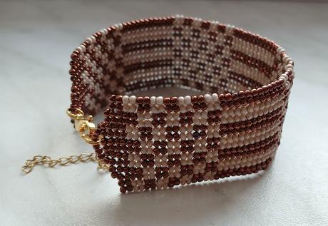 Široký náramok šachovnica zo sklenených korálok, 