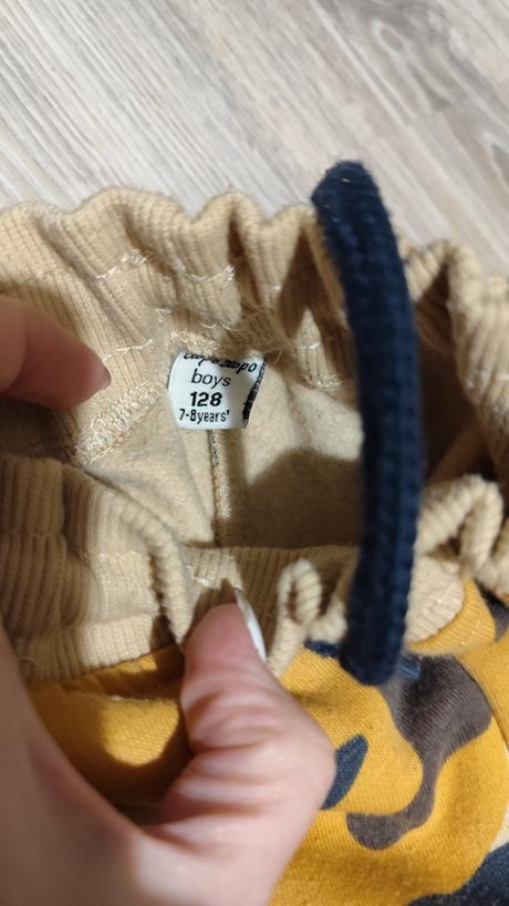 6 kusov teplákov, 122