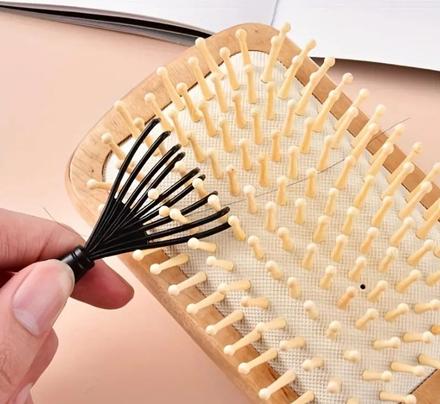 Hrebienok na čistenie kefy,