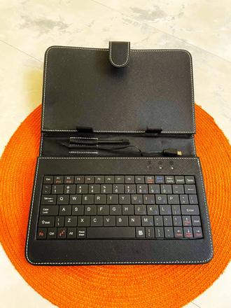 Univerzálna klávesnica na tablet v púzdre,
