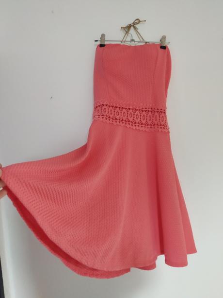 Šaty s čipkovým pásom, 