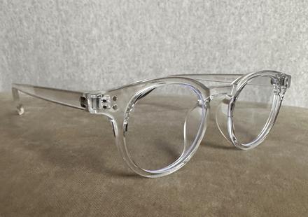 Číre priesvitné okuliare, 