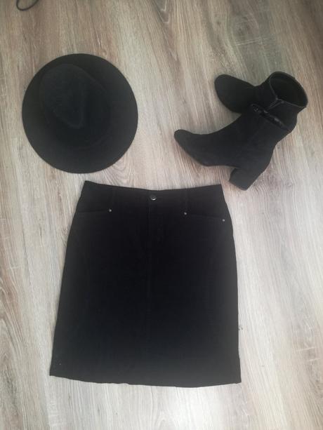 Čierna menčestrová sukňa, m