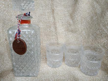 Kryštáľová karafa s pohármi,