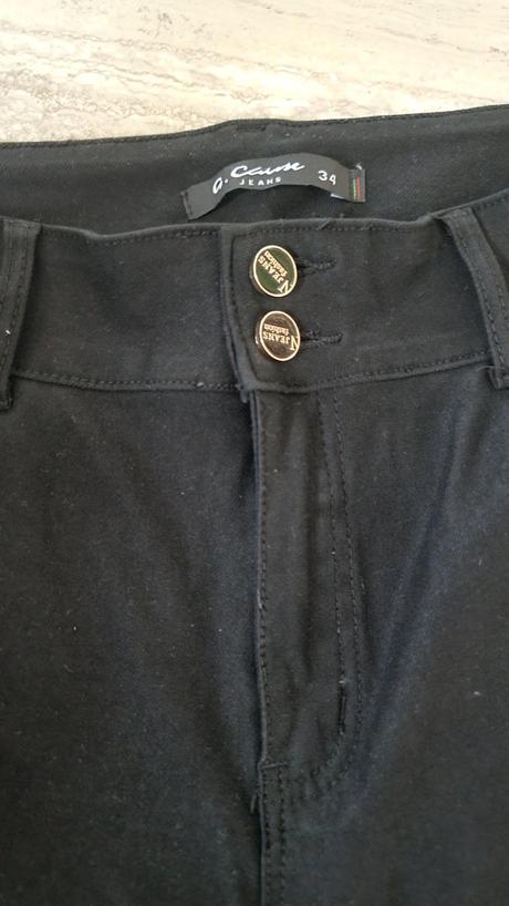 Cierne elasticke nohavice, 34