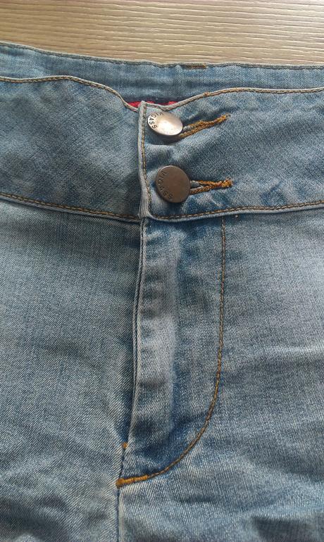 Nenosené šortky, 42