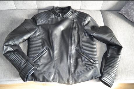 Štýlová dámska bunda čiernej farby s prešívaním, 38