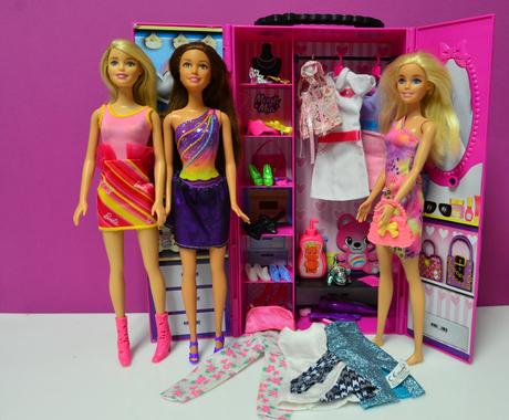 Barbie bábiky a šatník,