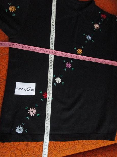 2425. tričko ručne vyšívané, s