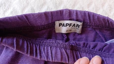 Fialové legíny so zlatými zipsami, 92