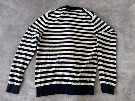 Pásikavý sveter vilebrequin s ikonickou červenou k, s