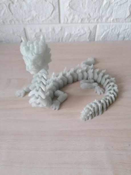 Väčší, flexibilný, svietaci drak, 