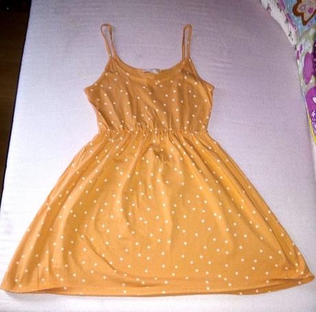 Oranžové šaty s kvietkami, s