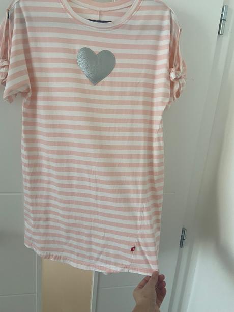 Pískacie šaty, 158