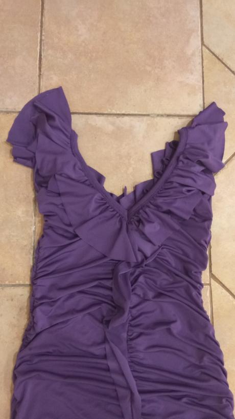 Fialové šaty s volánikmi, s